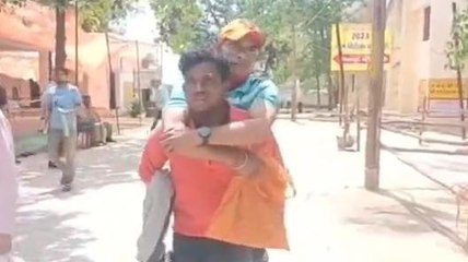 नामांकन करने पहुंचा दिव्यांग प्रत्याशी, कंधे पर बैठा कर ले जाते हुए वीडियो हुआ वायरल