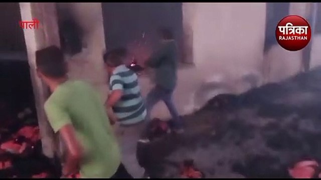 VIDEO : फैक्ट्री में आग, मची अफरा-तफरी, दो श्रमिक झुलसे