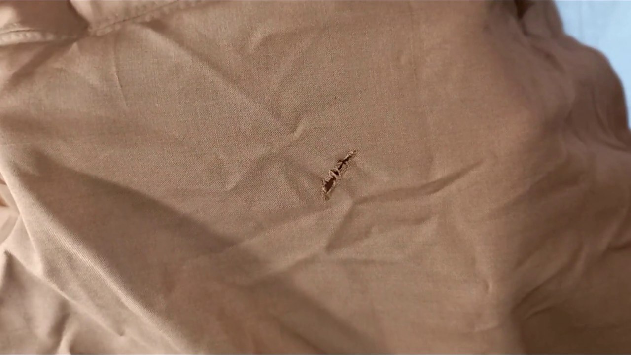 A skillful way to easily repair a pajamas (jalabiya) that have small pieces manually.