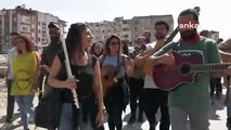 Antakya'da halk ve depremzedeler müzik yaparak yürüyüş gerçekleştirdi
