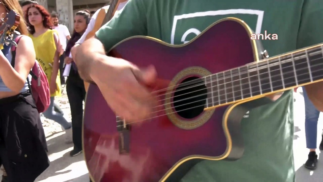 Müzisyenler Antakya'da şarkılarla yürüdü