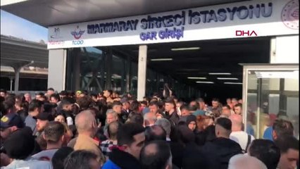 EMİNÖNÜ'NDE İNSAN SELİ, TRAMVAY SEFERLERİ DURDU-3