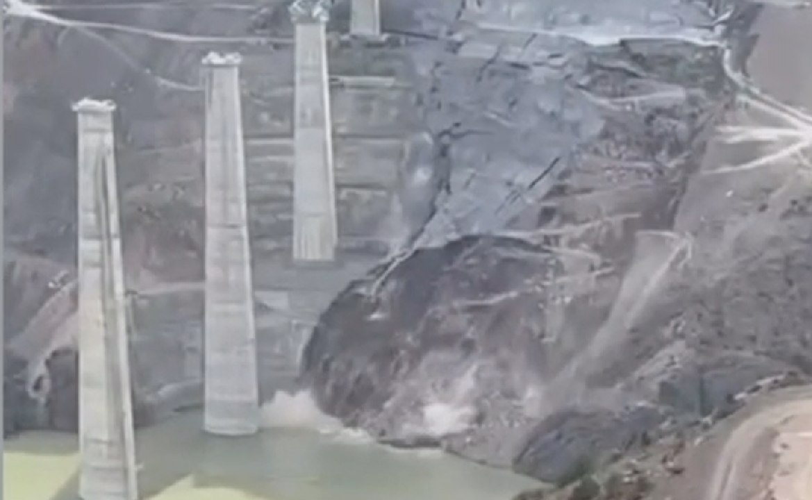 Yusufeli’nde yapımı devam eden viyadük ayaklarında heyelan meydana geldi