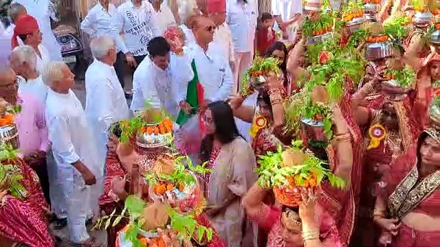 स्थापना दिवस पर निकली शोभायात्रा पर आसमान से बरसे फूल