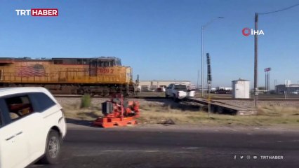 Texas’ta yük treni raylardaki aracı biçti