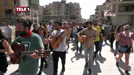 Download Video: Müzisyenler deprem felaketinin 75'inci gününde Antakya sokaklarını şarkılarla inletti