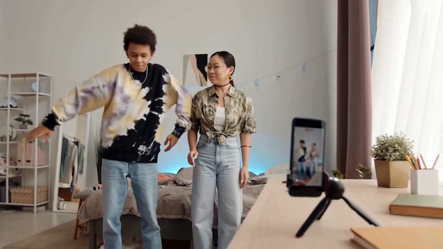 17) Pop Musique. . Hackbeat. Pop. Optimiste. Kevin MacLeod