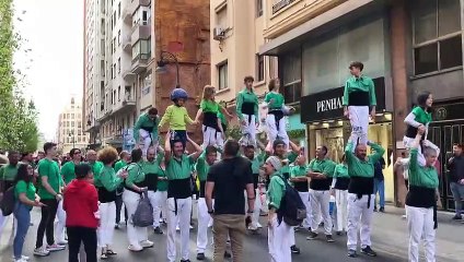 Muixeranga durant la manifestació del Vint-i-cinc d'Abril