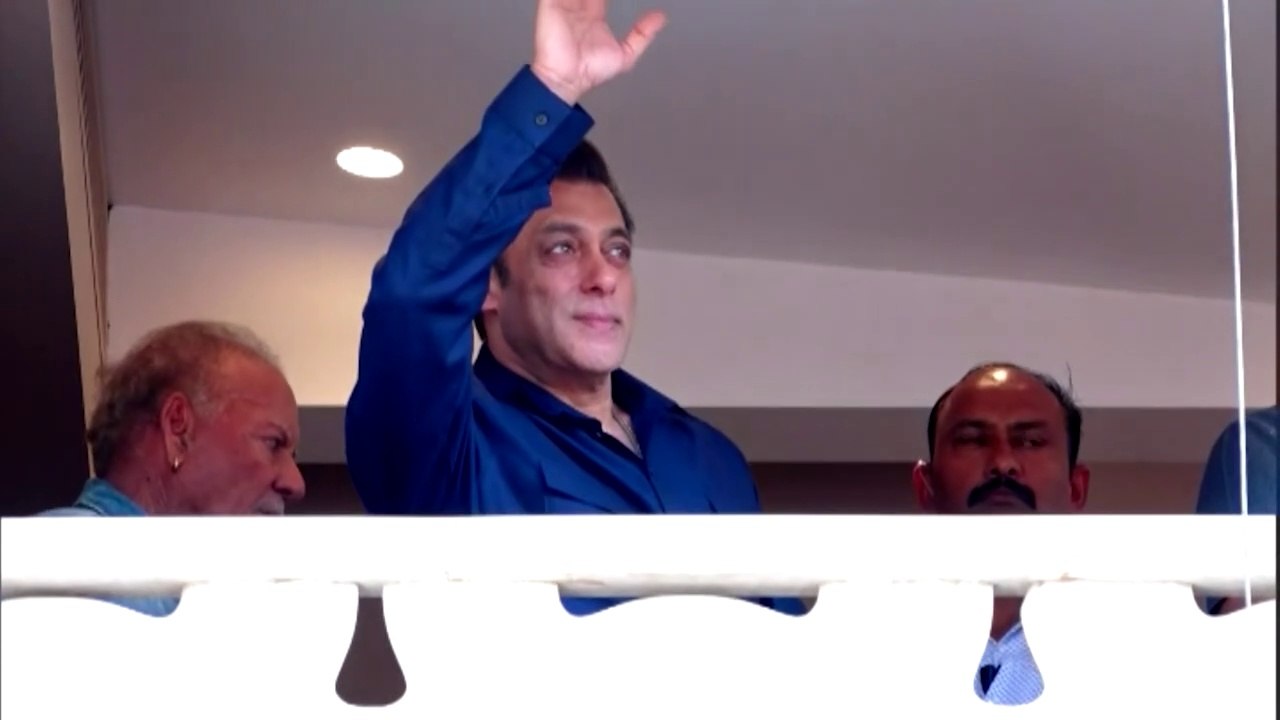 Salman Khan Waving hand on the Occesion of Eid Mubarak