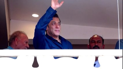 Salman Khan Waving hand on the Occesion of Eid Mubarak