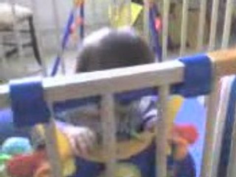 Solal debout dans son parc