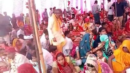 बैंड-बाजों के साथ दूल्हंों की सामूहिक निकासी निकाली