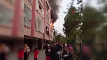 Mersin'de ev alev alev yandı: Üçüzlerden 2'si hayatını kaybetti