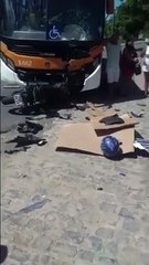 Homem morre e mulher fica ferida após ônibus bater em moto