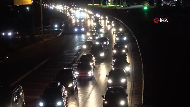 Tatilcilerin dönüş yolculuğu sürüyor: 43 ilin geçiş güzergahında trafik durma noktasına geldi