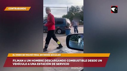 Filman a un hombre descargando combustible desde un vehículo a una estación de servicio