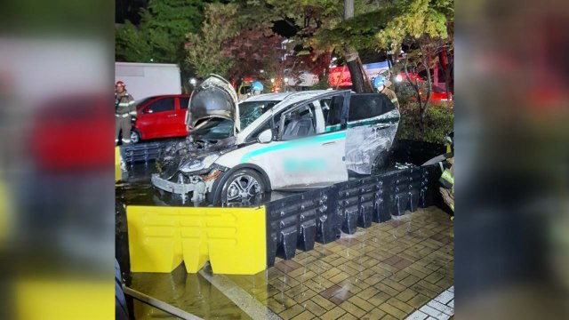 대구 아파트 주차장에서 전기차 화재...다친 사람 없어 / YTN