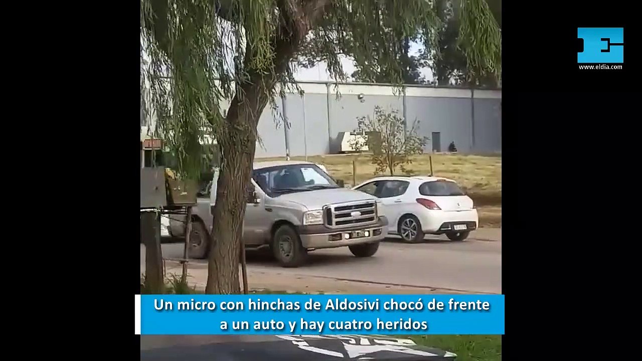 Un micro con hinchas de Aldosivi chocó de frente a un auto y hay cuatro heridos