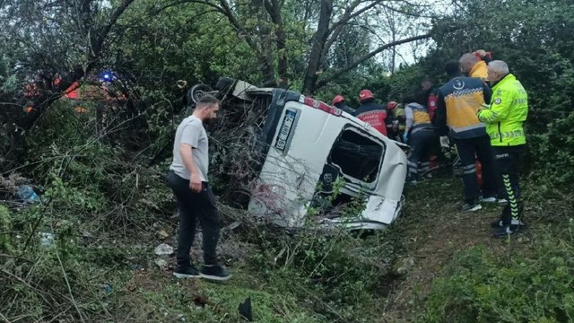Anadolu Otoyolu'nda servis minibüsü devrildi