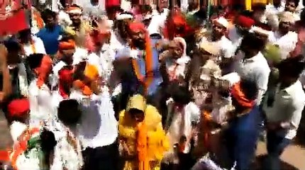 Video : बलिया में फरार गैंगस्टर की पत्नी ने दिखाया जलवा, आचार संहिता की धज्जियां उड़ी