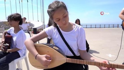 Depremzede öğrenciler, "Bir Başkadır Benim Memleketim" şarkısını seslendirdi