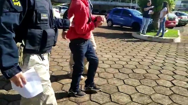 De carona com carro de aplicativo, homem é detido pela PRF transportando 23 quilos de maconha