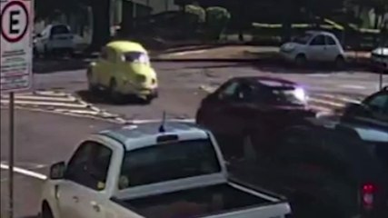 Vídeo mostra carro avançando preferencial e batendo contra moto
