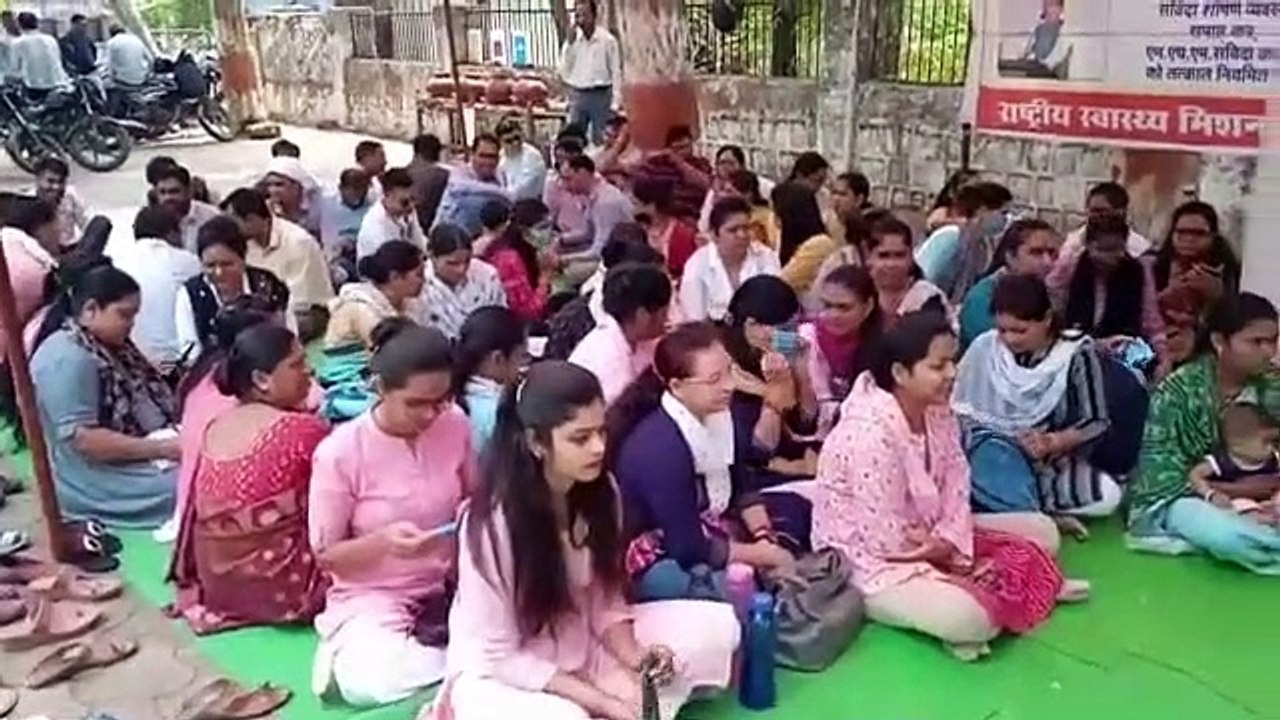 संविदा स्वास्थ्य कर्मचारियों ने मच्छरदानी में बैठकर की हड़ताल