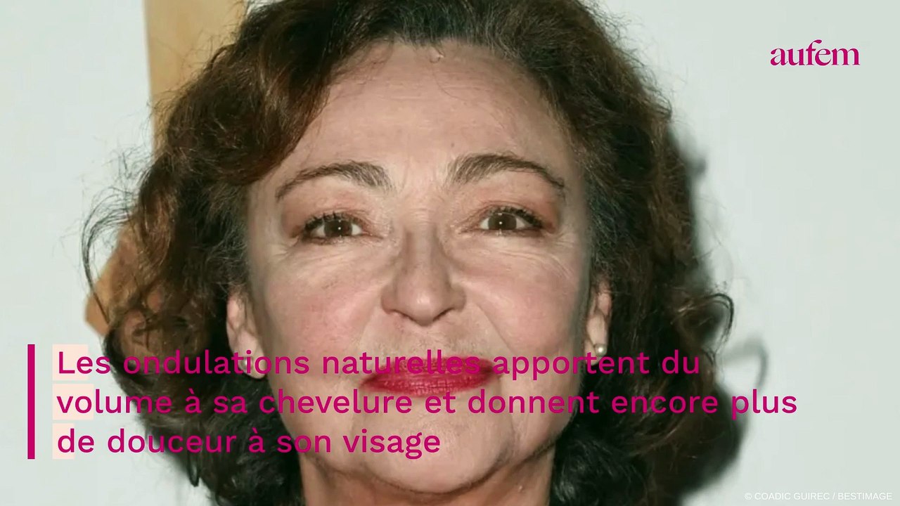 Catherine Frot rayonnante aux Molières dans un look rétro et avec les cheveux gris