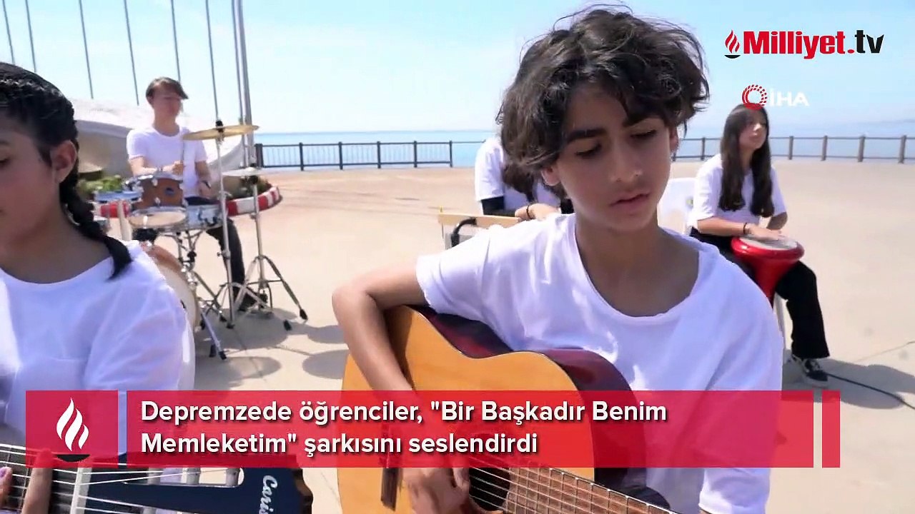 Depremzede öğrenciler, "Bir Başkadır Benim Memleketim" şarkısını seslendirdi