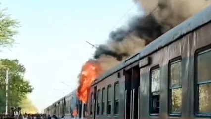 डेमू ट्रेन के दो कोच में लगी भीषण आग, यात्रियों को सुरक्षित बाहर निकाला