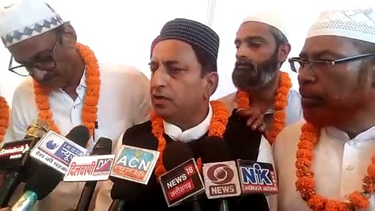 हर्षोल्लास के साथ मनाई गई ईद-उल-फितर लोगों ने नमाज के बाद मांगी अमन-चैन की दुआ