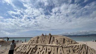 Stephen Lozza, sculpteur sur sable professionnel, montre son talent sur la plage centrale de Saint-Raphaël