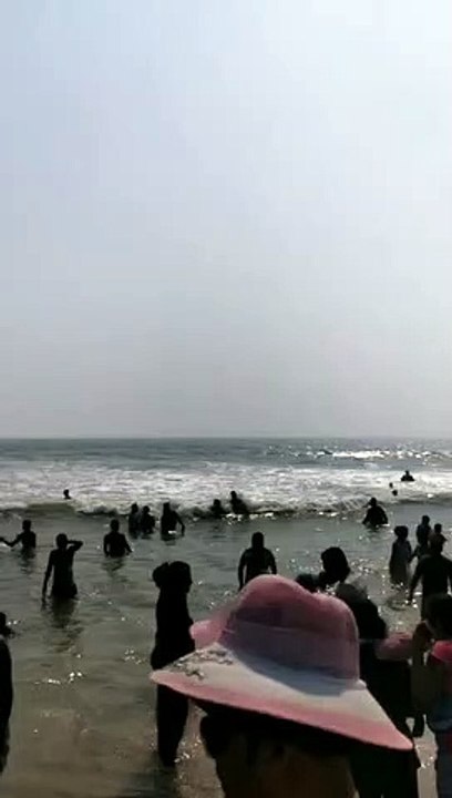এই গরমে পুরীর সমুদ্র সৈকতে উপচে পড়া ভিড়