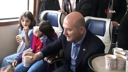 Hediyeler dağıtıldı! Bakan Soylu, çocuklarla boğaz turu yaptı
