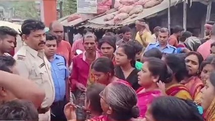 গাজোল: রাস্তায় পুলিশের সামনে হাতে বাঁশ নিয়ে শতাধিক মহিলারা , দেখুন ভিডিও