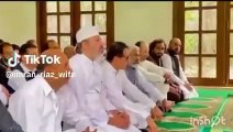 عمران خان صاحب ایک نماز ادا کر رہے ہیں