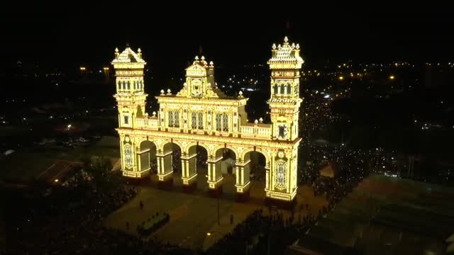Sevilla ya luce su alumbrao de la Feria de Abril