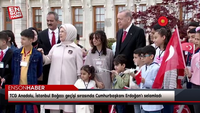 TCG Anadolu, İstanbul Boğazı geçişi sırasında Cumhurbaşkanı Erdoğan'ı selamladı