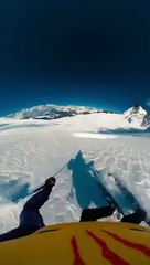 un skieur du collectif  "Les Powtos" a survécu à une impressionnante chute dans un crevasse