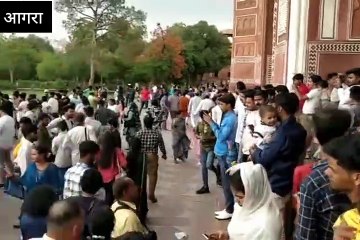 वीकेंड पर ताजमहल पहुंचे सैलानी