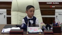 Malatya'da valilik koltuğuna oturan çocuk: 'Depreme dayanıklı evler yapılsın'