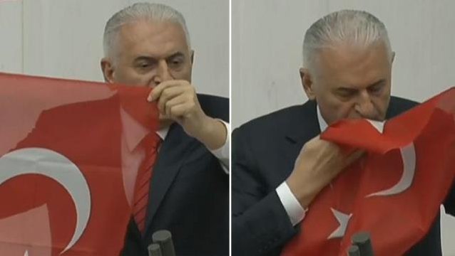 Meclis kürsüsüne son kez çıkan Binali Yıldırım, cebinden çıkardığı bayrağı öperek oturama damga vurdu