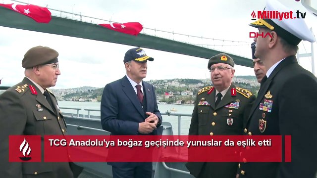 TCG Anadolu'ya boğaz geçişinde yunuslar da eşlik etti