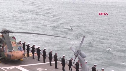 TCG ANADOLU'YA BOĞAZ GEÇİŞİNDE YUNUSLAR DA EŞLİK ETTİ