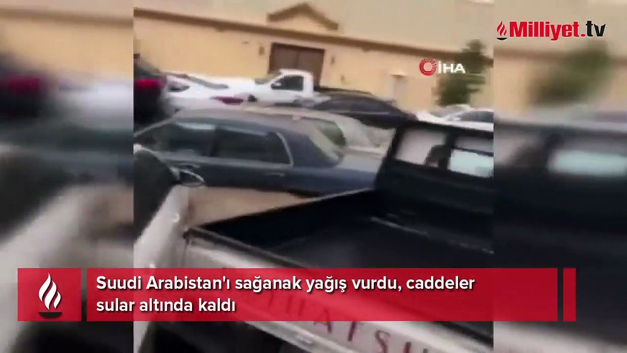 Suudi Arabistan'ı sağanak yağış vurdu, caddeler sular altında kaldı