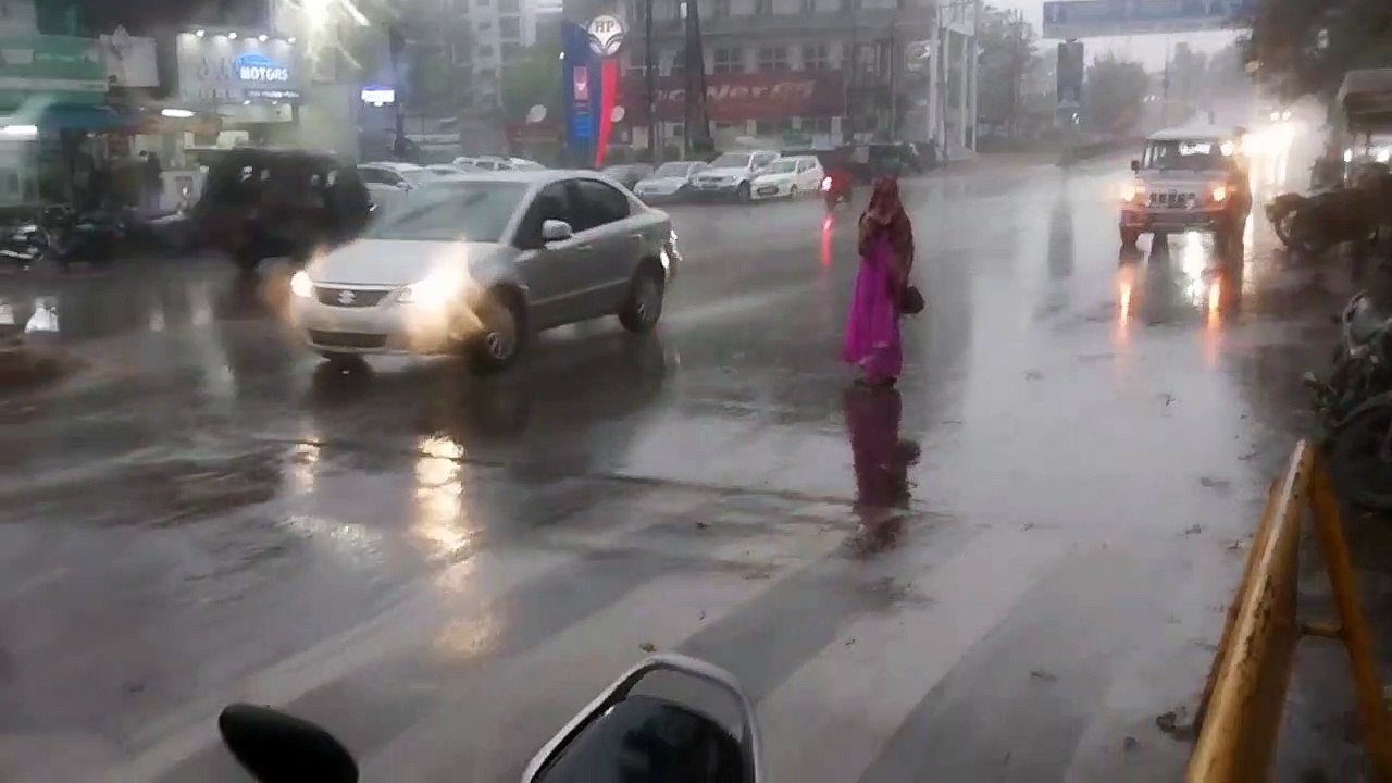 वीडियो....रायपुर में अंधड़ के साथ बारिश से बिजल...
