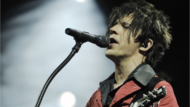VOICI : Ça me dégoûte : Nicola Sirkis atterré , le chanteur d'Indochine pousse un gros coup de gueule
