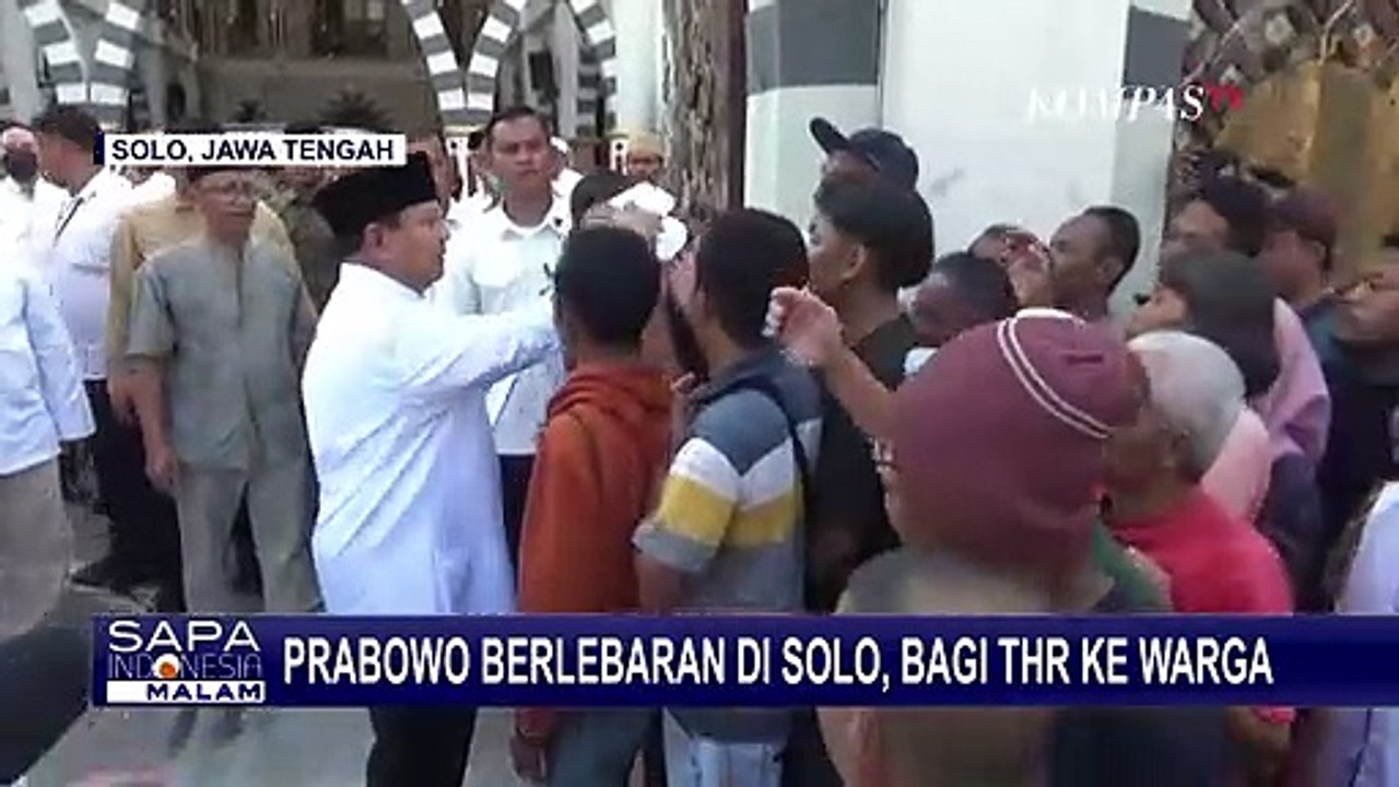 Menhan Prabowo Bagi-Bagi THR Rp500 Ribu dan Kaos ke Warga di Solo