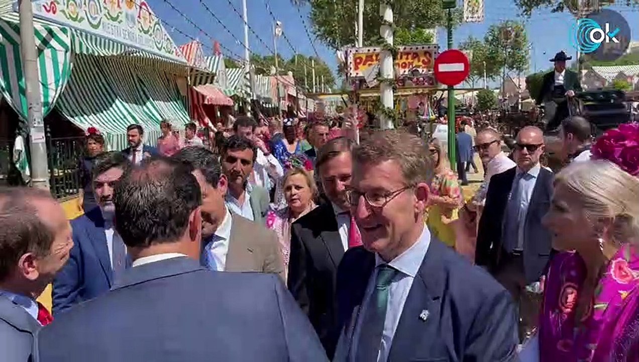 Feijóo y Juanma Moreno, aclamados en la Feria de Sevilla “¡Presidentes!”